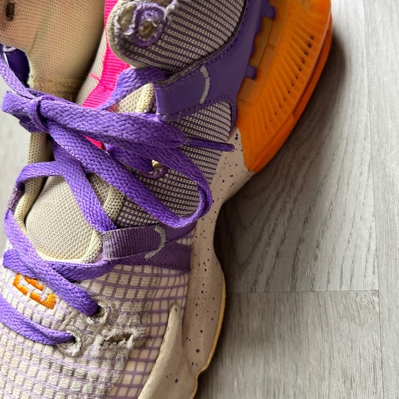 Nike LeBron Witness 7 Low Action Grape Vivid Orange Size 7Y - Picture 6 of 8